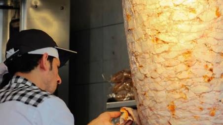 Cesenatico, stretta su minimarket e kebab: “Chiusi da mezzanotte alle 6 o rischiano multe fino a 5mila euro”