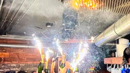 L’interno del bar Le Constellation dove è scoppiato l’incendio