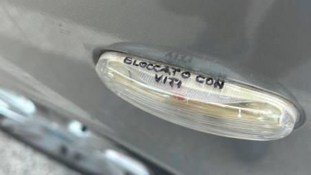 Cesena, gli rubano più volte le “frecce” dell’auto e avvisa i ladri: “Le ho bloccate con le viti”