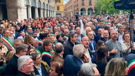 Cesena, auto scagliata follemente contro i passanti a Modena: il presidente del Consiglio Rossini alla manifestazione