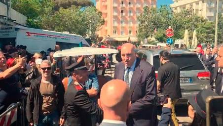 Rimini. “Viva il ministro!” “No, viva l’Arma dei carabinieri!”. VIDEO