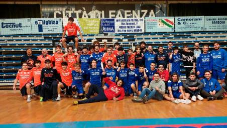 Le due squadre romagnole Faenza e Romagna posano al Pala Cattani