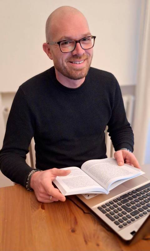 Rimini. Cambia vita a 40 anni e lascia lo storico bar per inseguire il suo sogno: “Mi iscrivo all’università, farò il maestro alle elementari”