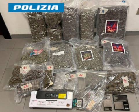 Rimini, i suoi vicini denunciano strani odori: in casa aveva 16 chili di marijuana e hashish e viene arrestato