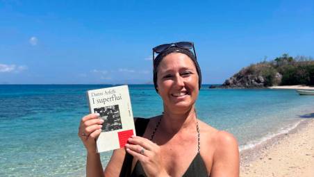 La professoressa Domeniconi con il libro trovato in Indonesia