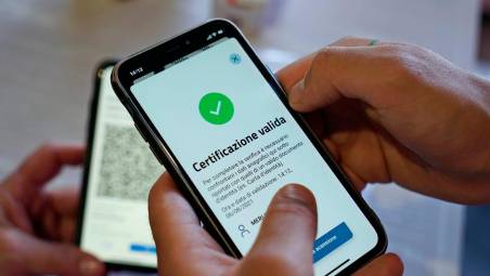 Sanzione disciplinare per le false vaccinazioni green pass, il medico fa ricorso, il giudice del lavoro dà ragione all’Ausl Romagna