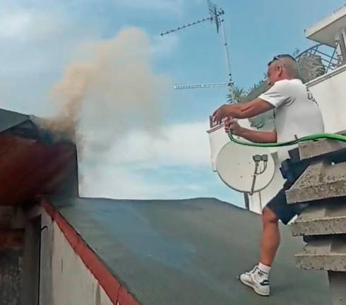 Riccione, incendio nel tetto del condominio: decisivo l’intervento di 4 agenti di Polizia locale VIDEO GALLERY