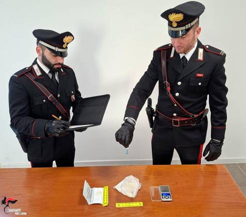 Cesena, tradito da una rumorosa lite nel condominio: spunta quasi un etto di cocaina e viene arrestato