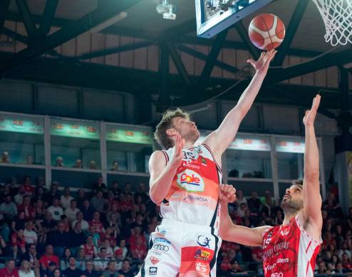 Il pesarese Matteo Tambone contro Ivan Alipiev