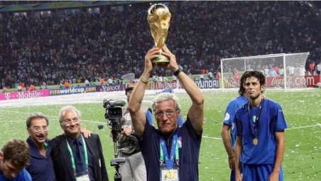 Marcello Lippi con la coppa del mondo nel 2006. Alla sua destra, Francesco Tagliente, all’epoca responsabile della sicurezza della nazionale