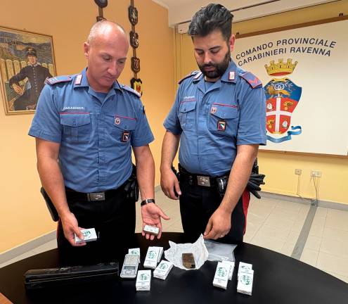 Ravenna, scoperto con oltre un chilo di hashish: arrestato per spaccio