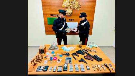 Cotignola, la casa dello spaccio piena di droga e armi: arrestato 35enne