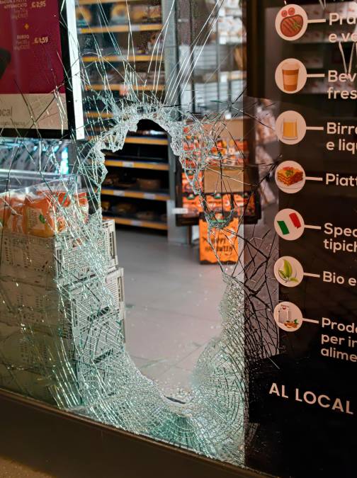 Ravenna, per rubare 20 euro di alcolici spacca la vetrina con 3mila euro di danni: fermato nella notte