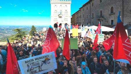 Il maxi corteo ha sfilato sul Pianello e davanti alla Segreteria alle Finanze con migliaia di persone