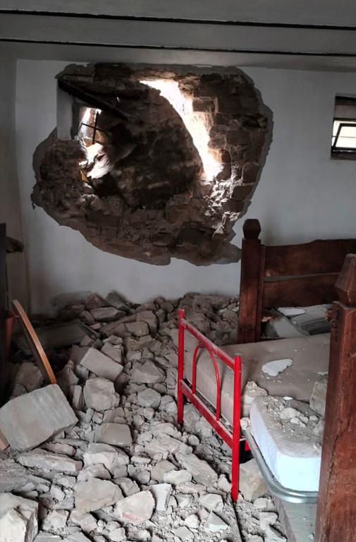 La parete dell’ostello sfondata dal grosso masso