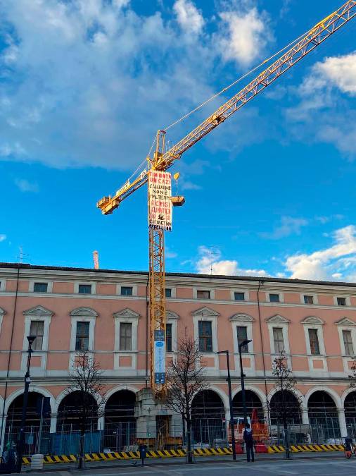 Cesena, “Tin bota un caz”: lo striscione di denuncia sul cambiamento climatico in cima alla gru in Piazza della Libertà VIDEO