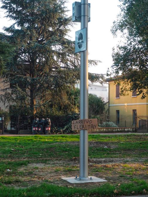 Fleximan ha tifosi a Ravenna: un cartello sull’autovelox di via Bellucci
