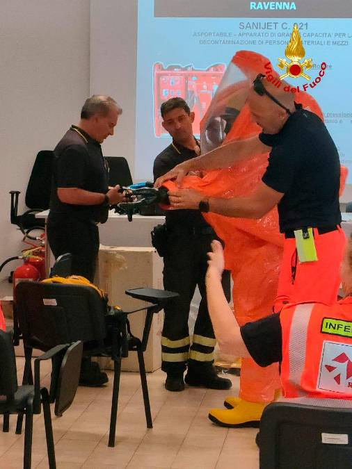 Un momento della vestizione con i dispositivi di decontaminazione