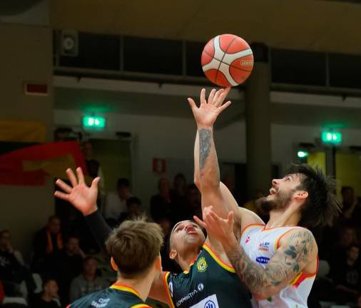 Kevin Brigato a canestro contro San Severo (Fiorentini)