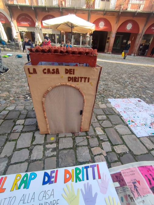 Cesena, Piazza del Popolo invasa dai bambini per la “Giornata dei diritti dell’infanzia e dell’adolescenza” VIDEO GALLERY
