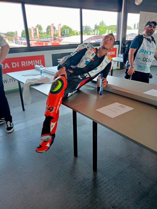 Razgatlioglu in versione “sirenetta” in sala stampa a Misano