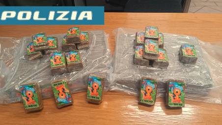 Forlì, 10 kg di hashish nascosti in uno scatolone di “bomboniere”