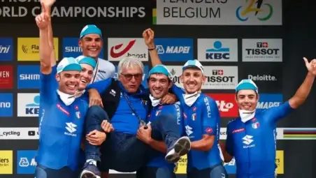 Il Ct dell’Italia Under 23 Marino Amadori portato in trionfo dai suoi ragazzi