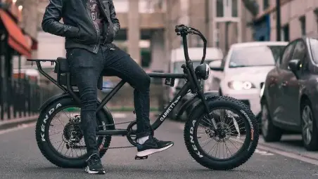 Rimini, bici elettriche truccate a tutta velocità: “Vanno fino a 60 all’ora, a rischio l’incolumità dei cittadini”