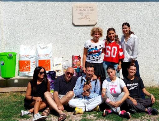 Rimini, festeggia il compleanno del suo cane regalando quintali di cibo al canile