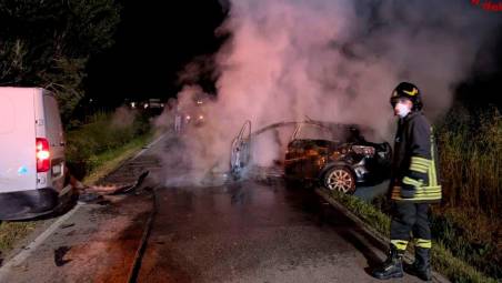 Cesena, auto prende fuoco dopo lo scontro con un furgone