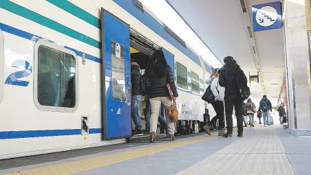 Treni, tra Rimini e Santarcangelo forti rallentamenti per un guasto alla linea elettrica: ritardi fino a 90 minuti