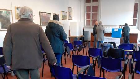 Votanti al seggio del Quartiere Centro urbano