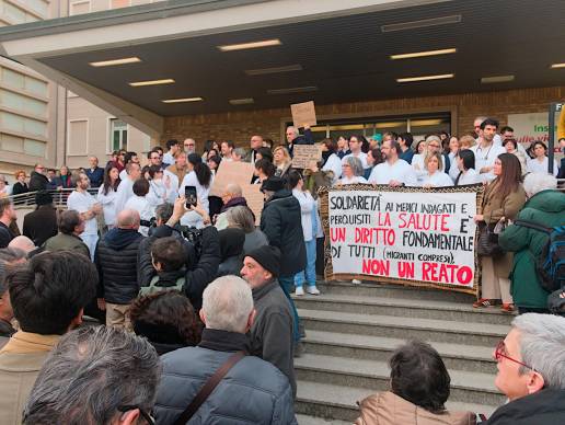 Il flah mob di lunedì 16 febbraio all’ospedale di Ravenna (Fiorentini)