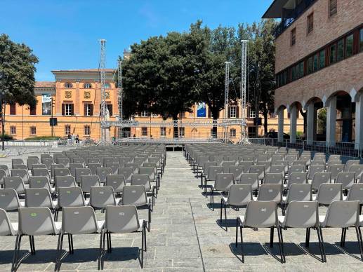 Le 300 sedie già posizionate in piazza Almerici