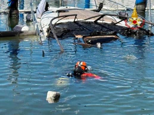 Cervia, incendio al porto canale: anche i sommozzatori in azione VIDEO