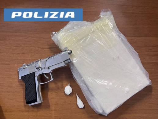 Rimini, scoperto spacciatore con un chilo di cocaina: usava l’auto come bancarella sotto il condominio