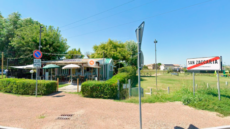 Il chiosco La Sosta, a San Zaccaria. Alle sue spalle il terreno della nuova piadineria