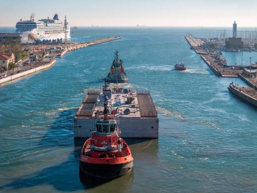 Ravenna, una diga da 900 metri a protezione del rigassificatore: posato il primo dei 18 cassoni - Gallery