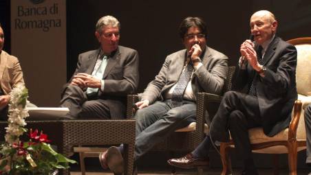 Giancarlo Ferretti, a destra, insieme a Felice Gimondi e al giornalista Auro Bulbarelli a Lugo alla presentazione della sua biografia (foto Massimo Fiorentini)