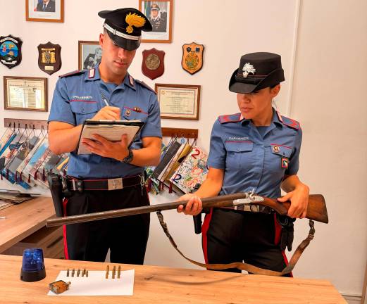 Rimini, nell’armadio in camera d’albergo aveva una doppietta calibro 12: ventenne arrestato