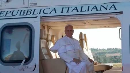 Papa Leone in centro a San Marino. Fedeli in attesa dall’alba. Tra i primi ad arrivare, una famiglia con un bimbo di due mesi