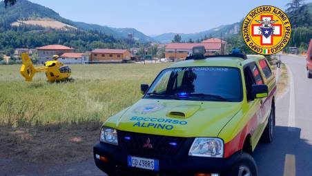 Dovadola, paura in via Montepaolo: finisce nel dirupo con il furgone