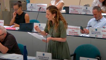 I cartelli con il riferimento a Fakir in Consiglio comunale a Riccione