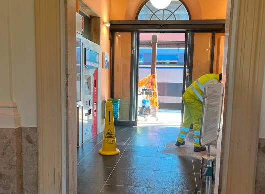 Le opere di pulizia questa mattina in stazione