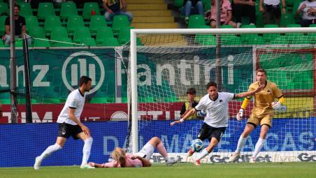 Daniele Donnarumma, Andrea Ciofi e Jonathan Klinsmann nel finale di Cesena-Palermo (Zanotti)