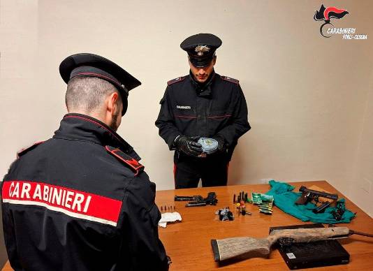 Forlì, un arsenale di armi e munizioni e una pistola semiautomatica in auto: 42enne arrestato