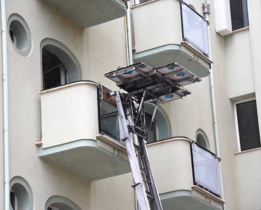 Rimini, cade un pannello dal terzo piano e lo colpisce in testa: 78enne in gravi condizioni - Gallery