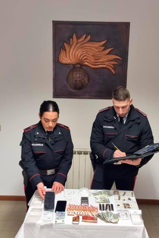 Il denaro e la droga sequestrati dai Carabinieri
