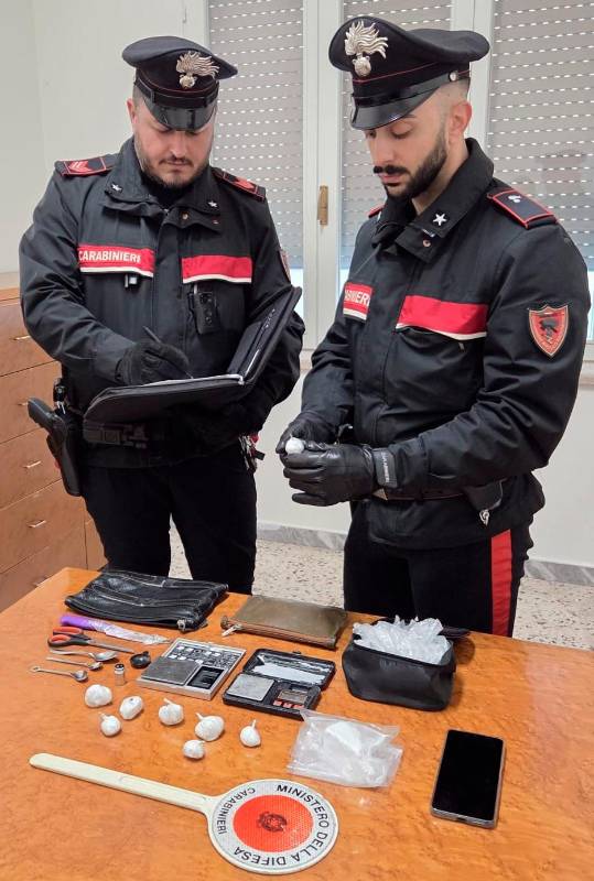 Gatteo, la sua compagna chiama i Carabinieri per una lite in casa e lo scoprono con la cocaina da spacciare: 28enne arrestato