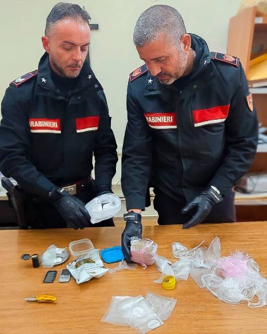 Imola, fermato in auto con quasi mezzo chilo di droga: nei guai 57enne